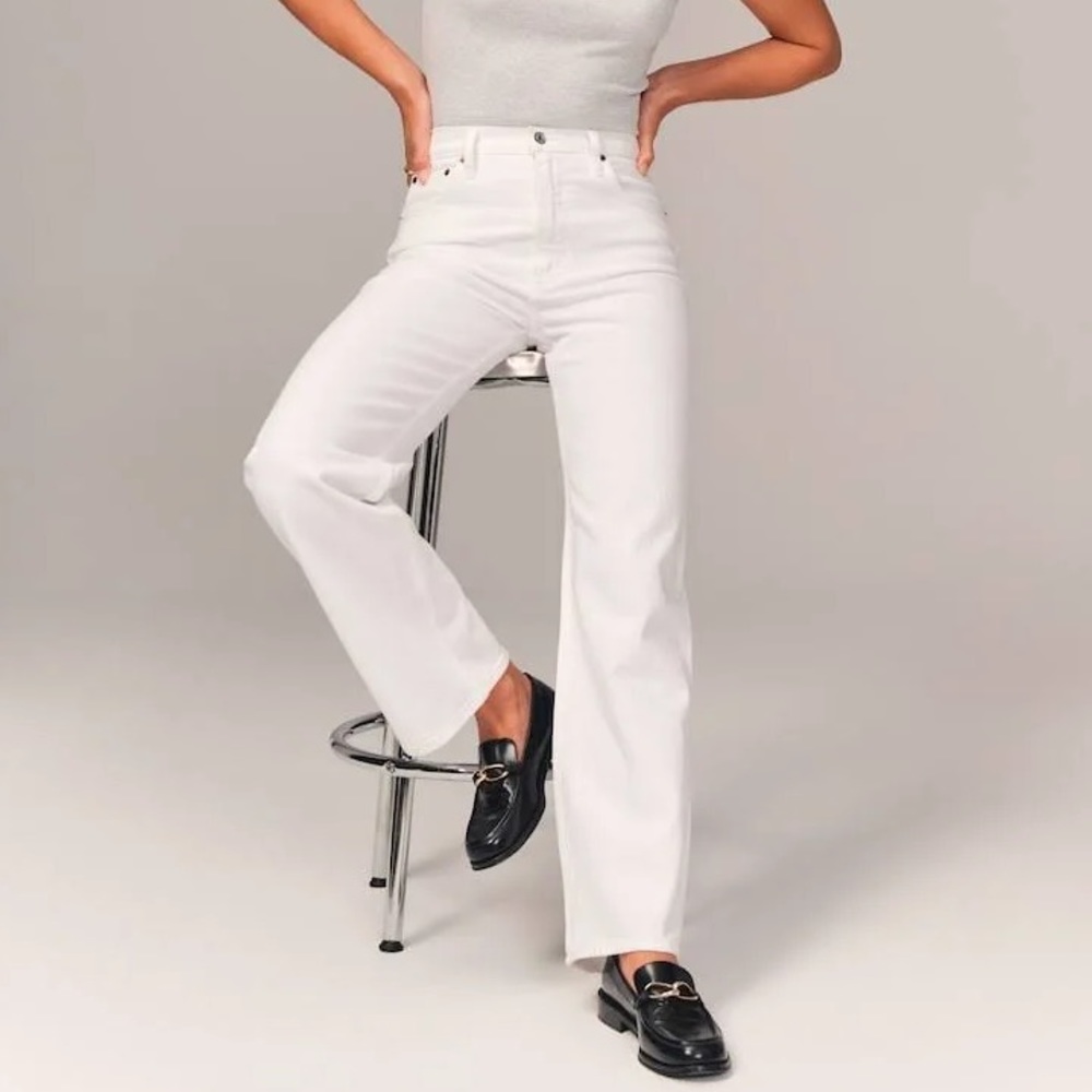 Abercrombie & Fitch 90’s relaxed high rise White Jeans